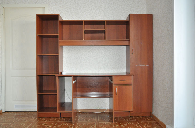 Уголок школьника - письменный стол, система полок и шкафчик с полками. 3 С