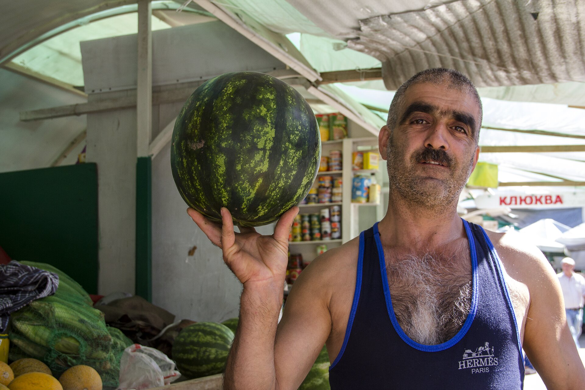 Таджик с арбузами на рынке