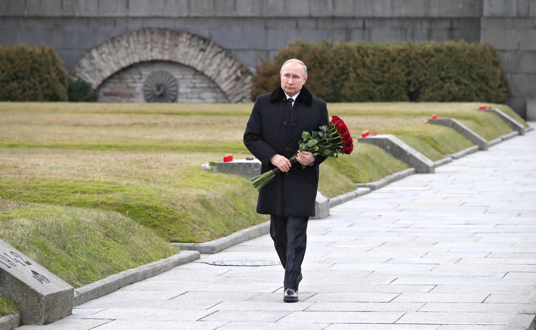 Путин возлагает цветы на Пискаревском кладбище