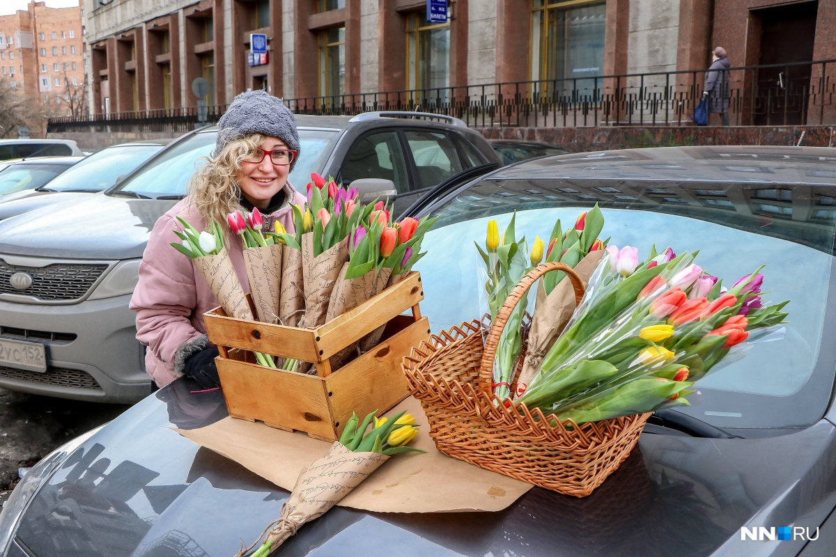 Цветы на 8 марта на улице