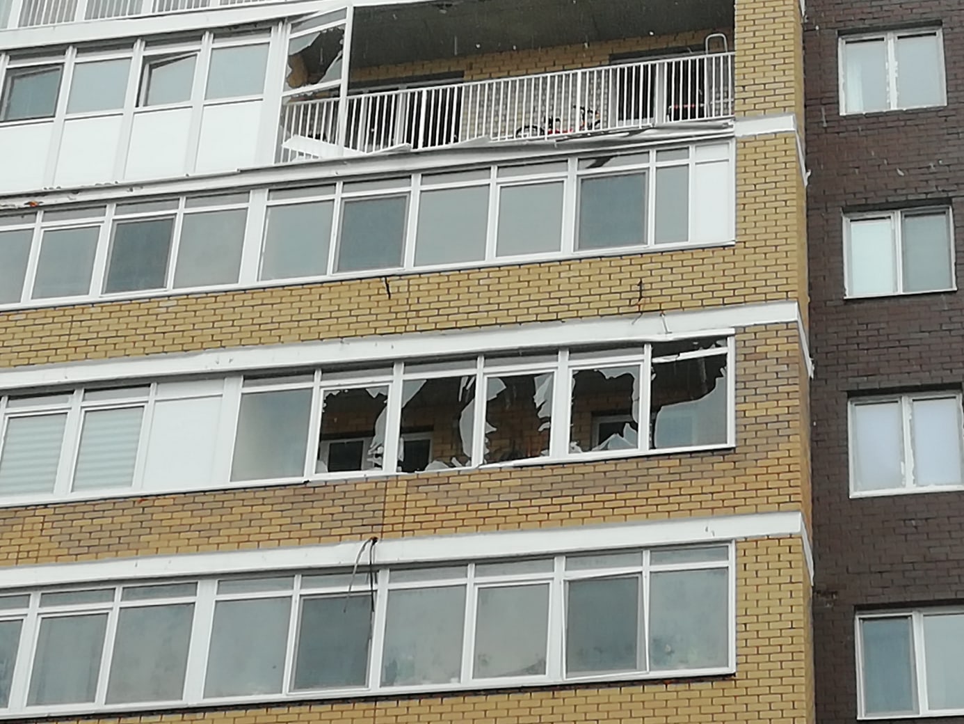 Разбитое окно на балконе