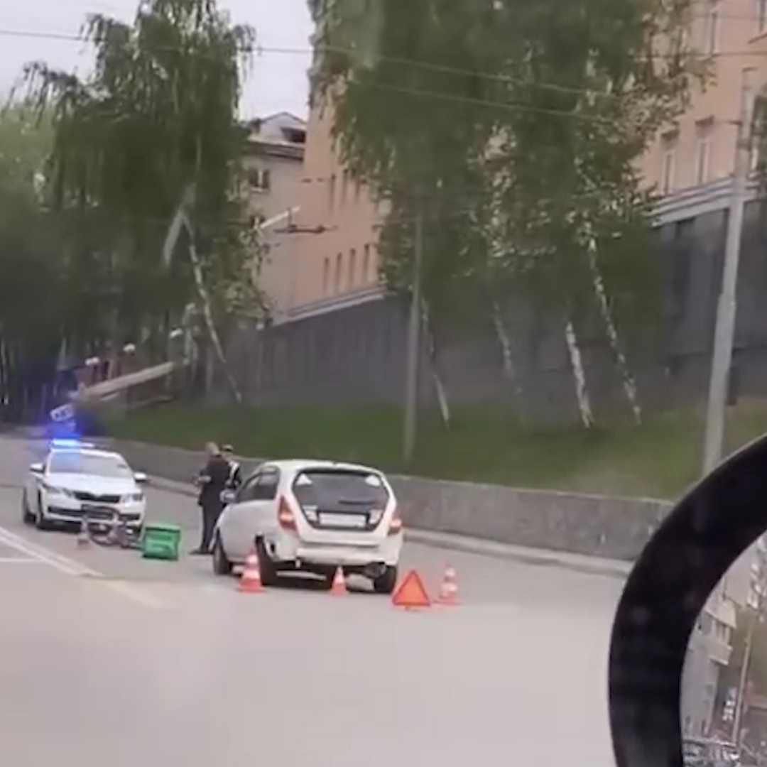 В Новосибирске на пешеходном переходе столкнулись доставщик еды на велосипеде и машина