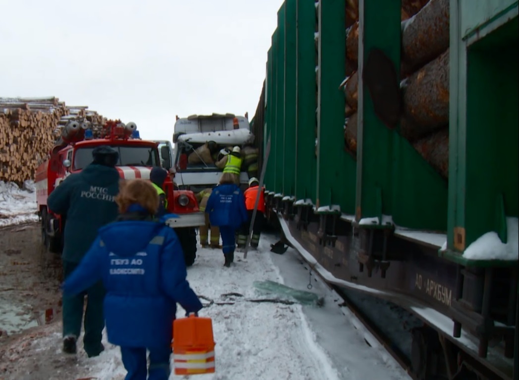 «От удара протащило несколько метров»: в Маймаксе лесовоз зацепился за вагон грузового поезда