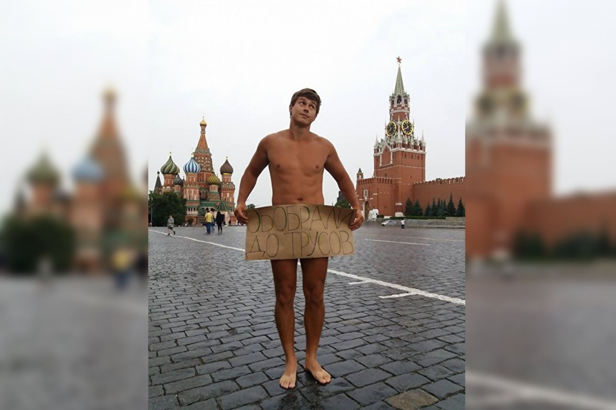 фото блогера бобиева у храма в москве