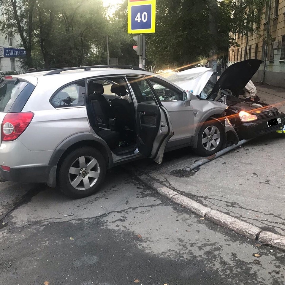 Подмял дорожный знак: в Самаре на Подшипниковой — Масленникова не разъехались два авто