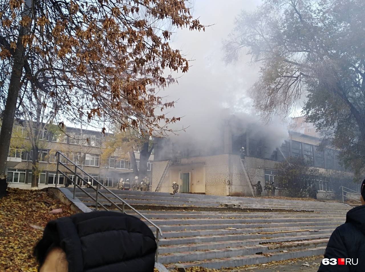 В Самаре на улице Мориса Тореза загорелась школа