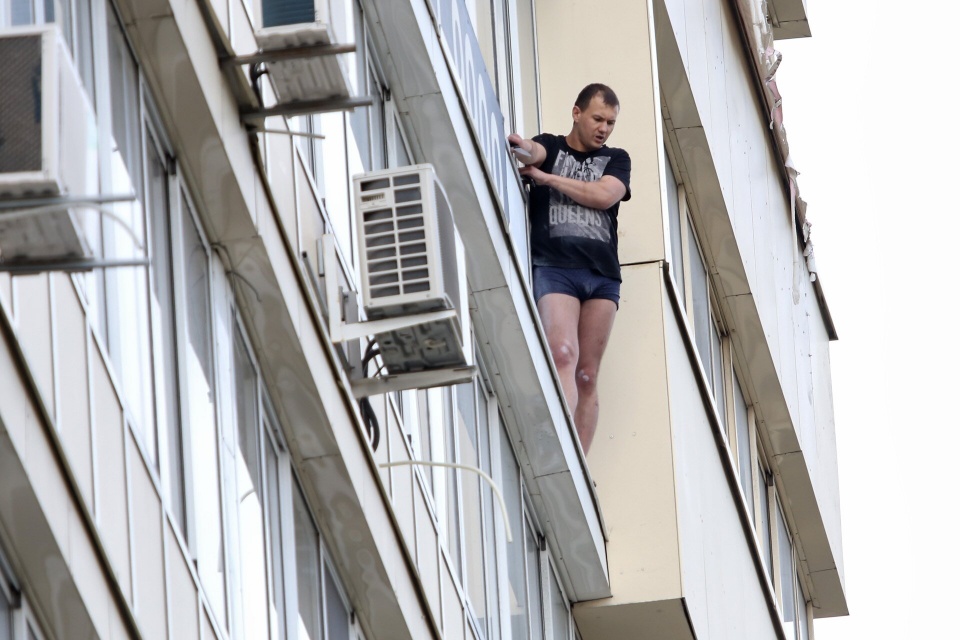 Balcony exhibitionist