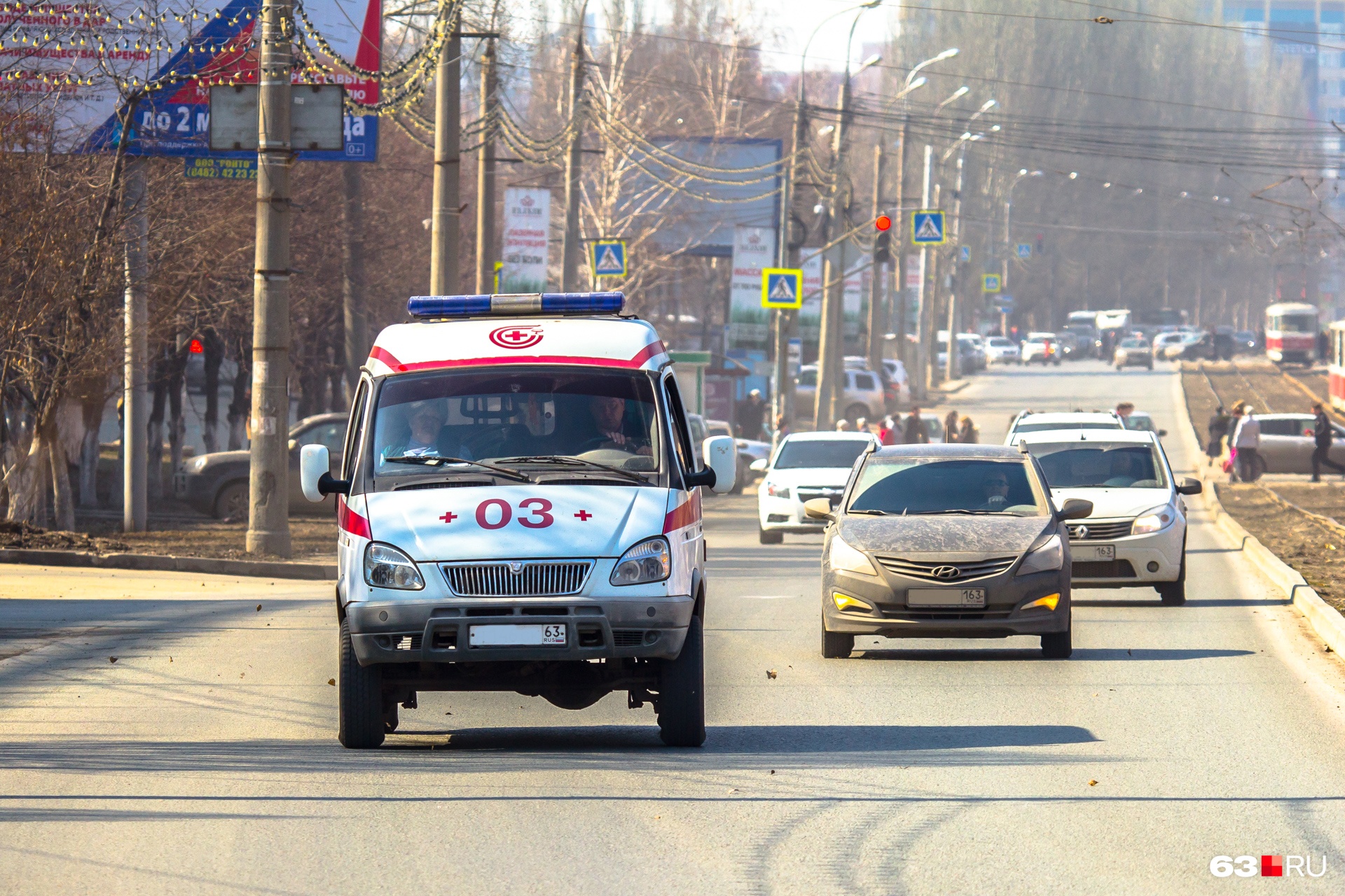Медики попали в больницу: в Тольятти машина скорой помощи врезалась в Audi