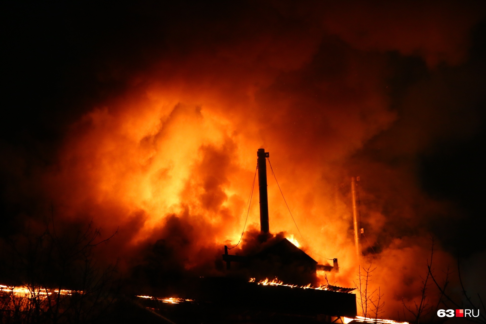 Огонь локализовали: в Самаре тушат крупный пожар в районе «Колизея»