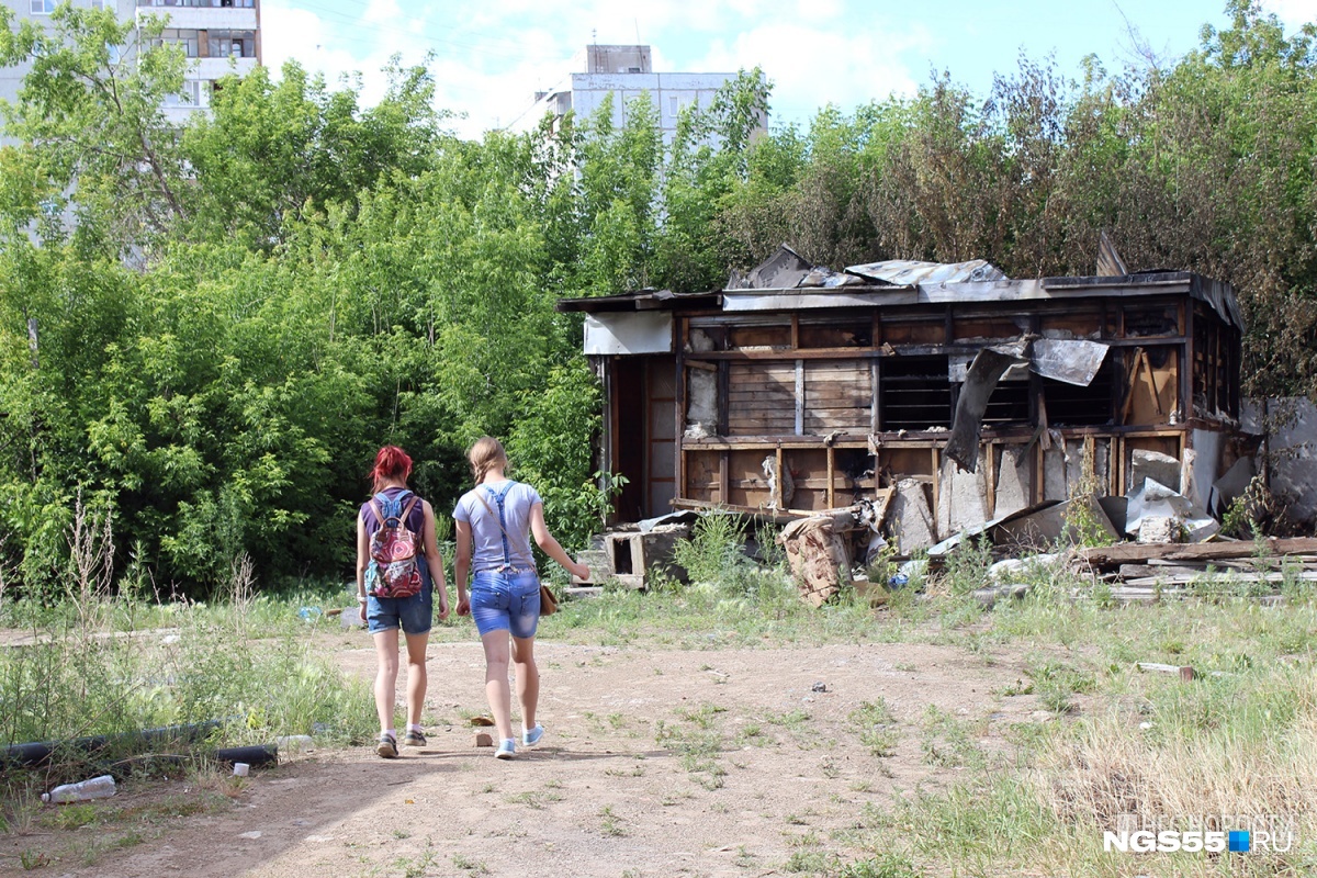 Загорает у заброшенного дома фото