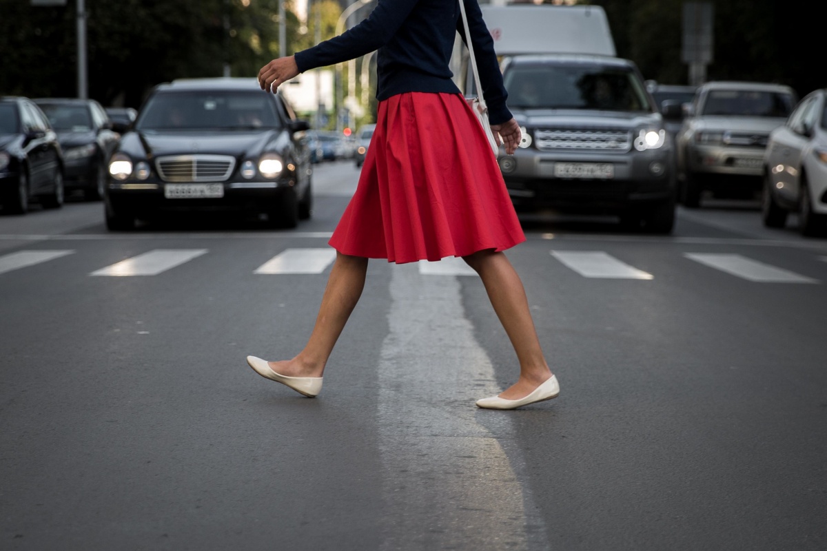 Девушка на пешеходном переходе
