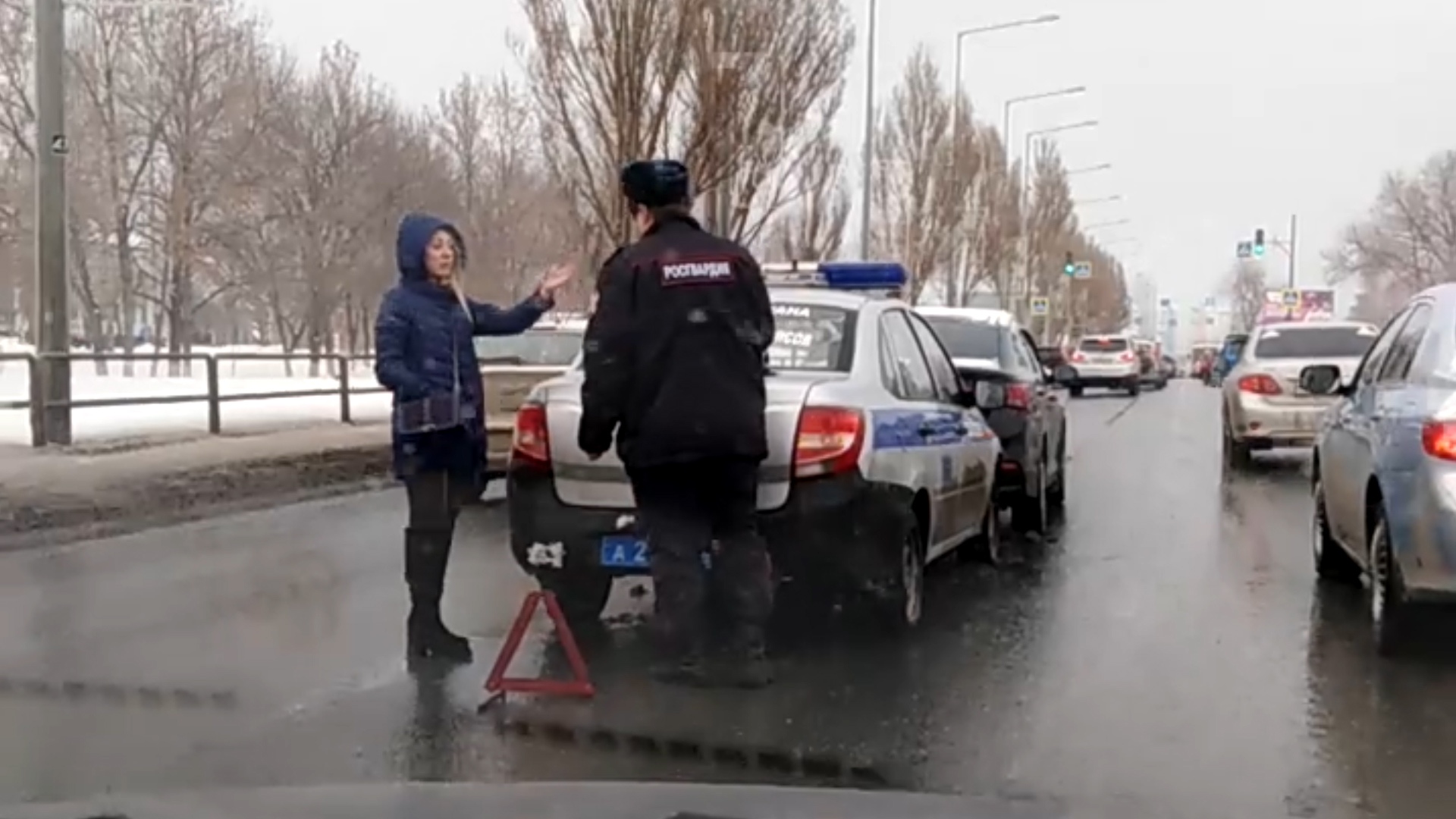 В Самаре на Ново-Садовой автомобиль полиции «догнал» легковушку