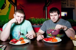 Антон Лазаревский (персональный тренер Grand Arena) и Андрей Лазаревский (персональный тренер фитнес-центра &laquo;Европа&raquo;): &laquo;Это здоровая, вкусная и полезная пища, которая соответствует нашему спортивному режиму и тренировочному графику&raquo;.