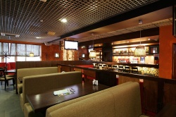 Бар в самом центре Новосибирска, расположенный в ТЦ &laquo;Пирамида&raquo;, стал удобным местом встречи новосибирцев после рабочего дня. Именно здесь, как отмечают многие гости, можно познакомиться с самыми красивыми девушками города.