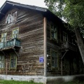 Двухэтажный барак рассыпается с каждым днём Двухэтажный барак рассыпается с каждым днём