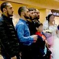 Юные жених и невеста в окружении многочисленных родственников Юные жених и невеста в окружении многочисленных родственников