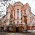 Сразу за горбатым мостом начинается вереница красивых зданий — о такой архитектуре современному Новосибирску только мечтать Сразу за горбатым мостом начинается вереница красивых зданий — о такой архитектуре современному Новосибирску только мечтать