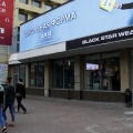 Магазин занял часть пристройки между зданием «Универсама» и бизнес-центром Магазин занял часть пристройки между зданием «Универсама» и бизнес-центром