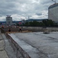 Разобранную до основания проезжую часть после армирования начали бетонировать Разобранную до основания проезжую часть после армирования начали бетонировать