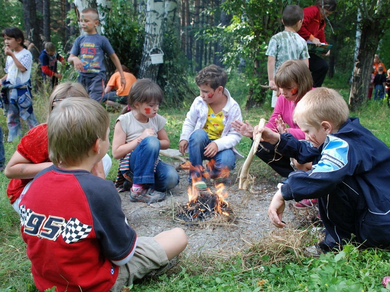Легенды для детей в лагере. Дети в лагере. Детский летний лагерь. Лагерь на природе. Детский лагерь для мальчиков.