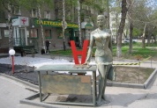Памятник деловой женщине 