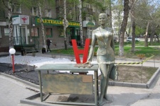 Памятник деловой женщине 