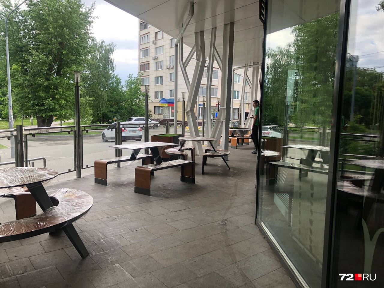 В филиале на М. Тореза закрыты не только двери заведения. В пленку закручены столы и лавки В филиале на М. Тореза закрыты не только двери заведения. В пленку закручены столы и лавки