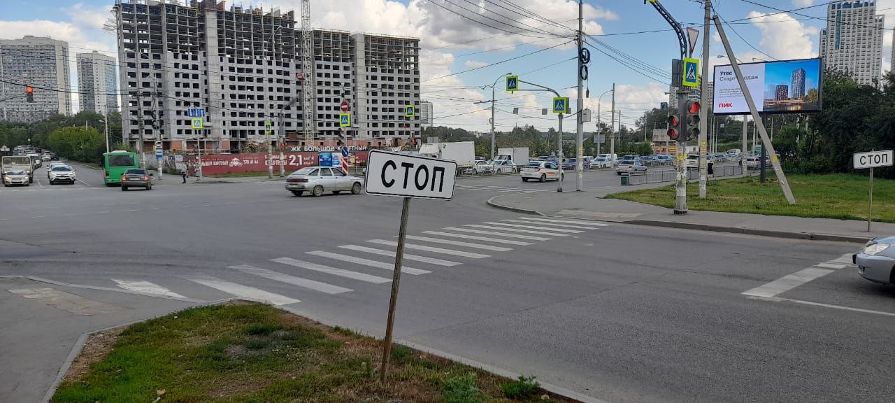 В Екатеринбурге сбили шестилетнюю девочку. Мать не смогла объяснить, как ребенок оказался на дороге