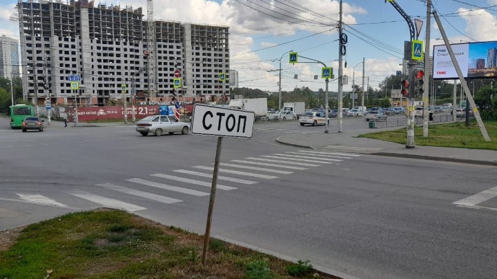 В Екатеринбурге сбили шестилетнюю девочку. Мать не смогла объяснить, как ребенок оказался на дороге