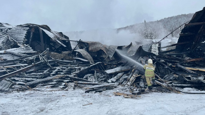 Ущерб — около 90 миллионов рублей: что известно о пожаре в ресторане «Монтана» в Шерегеше