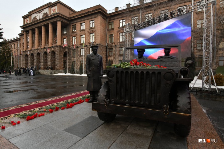 Для церемонии открытия нового памятника инспекторы ГИБДД перекрыли проспект Ленина у штаба Центрального военного округа