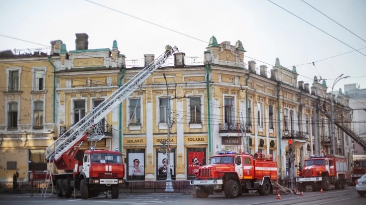 Коммунальщики убрали мусор на месте пожара в старом здании ТЮЗа в Иркутске