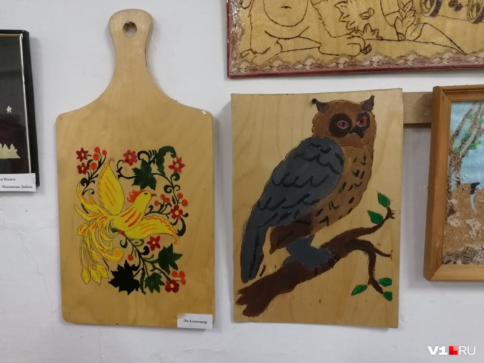На стене в школе висят поделки старшего брата Айлиты На стене в школе висят поделки старшего брата Айлиты