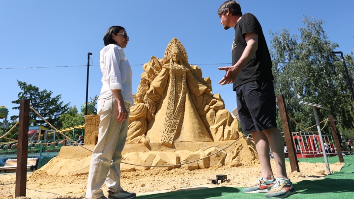 Наталья Котова и Хозяйка Медной горы: смотрим, как мэр открыла площадку с огромными песочными скульптурами