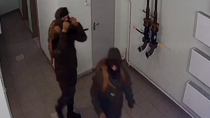 Шли с автоматами, пугая народ: вооруженных парней в Академическом записали камеры наблюдения