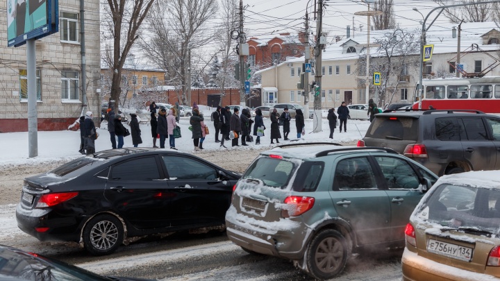 Люди падают, машины бьются, транспорт стоит: смотрим, как волгоградцы борются с завалившим город снегом