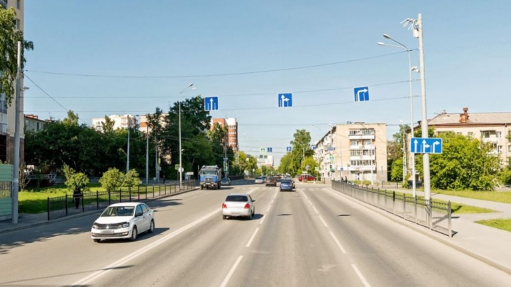 «Если секция красная, два ряда стоит». В Екатеринбурге на важном перекрестке изменили схему движения