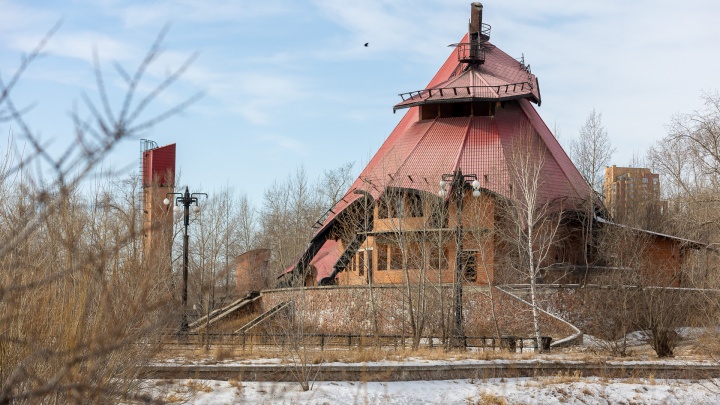 Полетали над «дачей Быкова»: смотрим на таинственное здание в Зеленой Роще