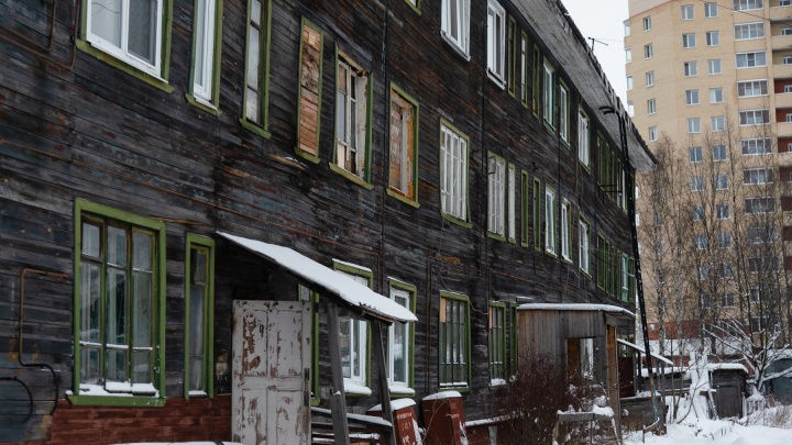 Проблемой жильцов аварийного дома на Северодвинской заинтересовалась прокуратура