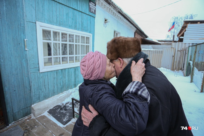 Помощника — соседа Юрия, который иногда привозит бутыли с водой, — Анна Евгеньевна каждый раз расцеловывает Помощника — соседа Юрия, который иногда привозит бутыли с водой, — Анна Евгеньевна каждый раз расцеловывает