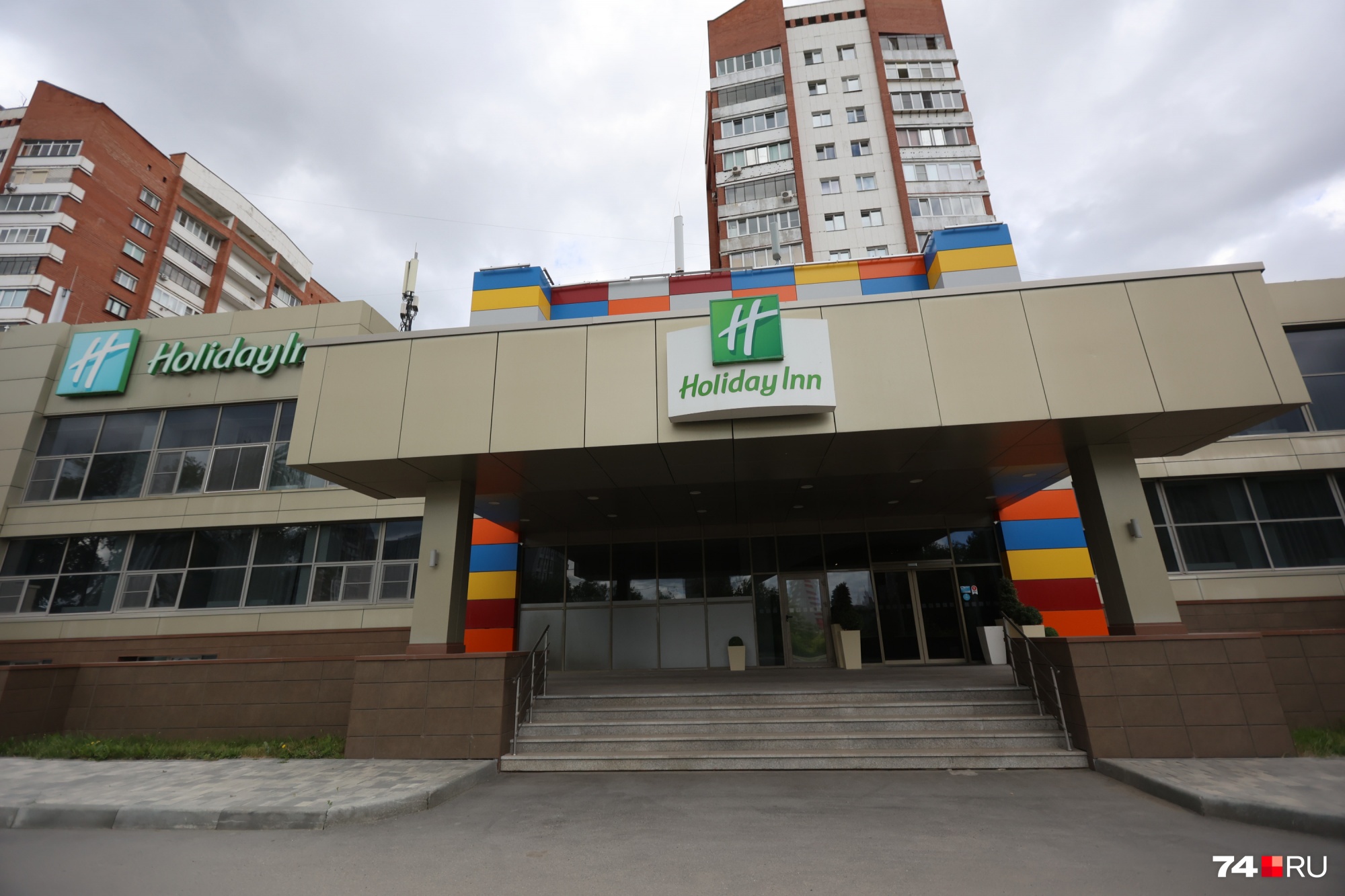 Holiday Inn стал первым в Челябинске отелем-представителем международной сети, он начал работать в 2008 году Holiday Inn стал первым в Челябинске отелем-представителем международной сети, он начал работать в 2008 году