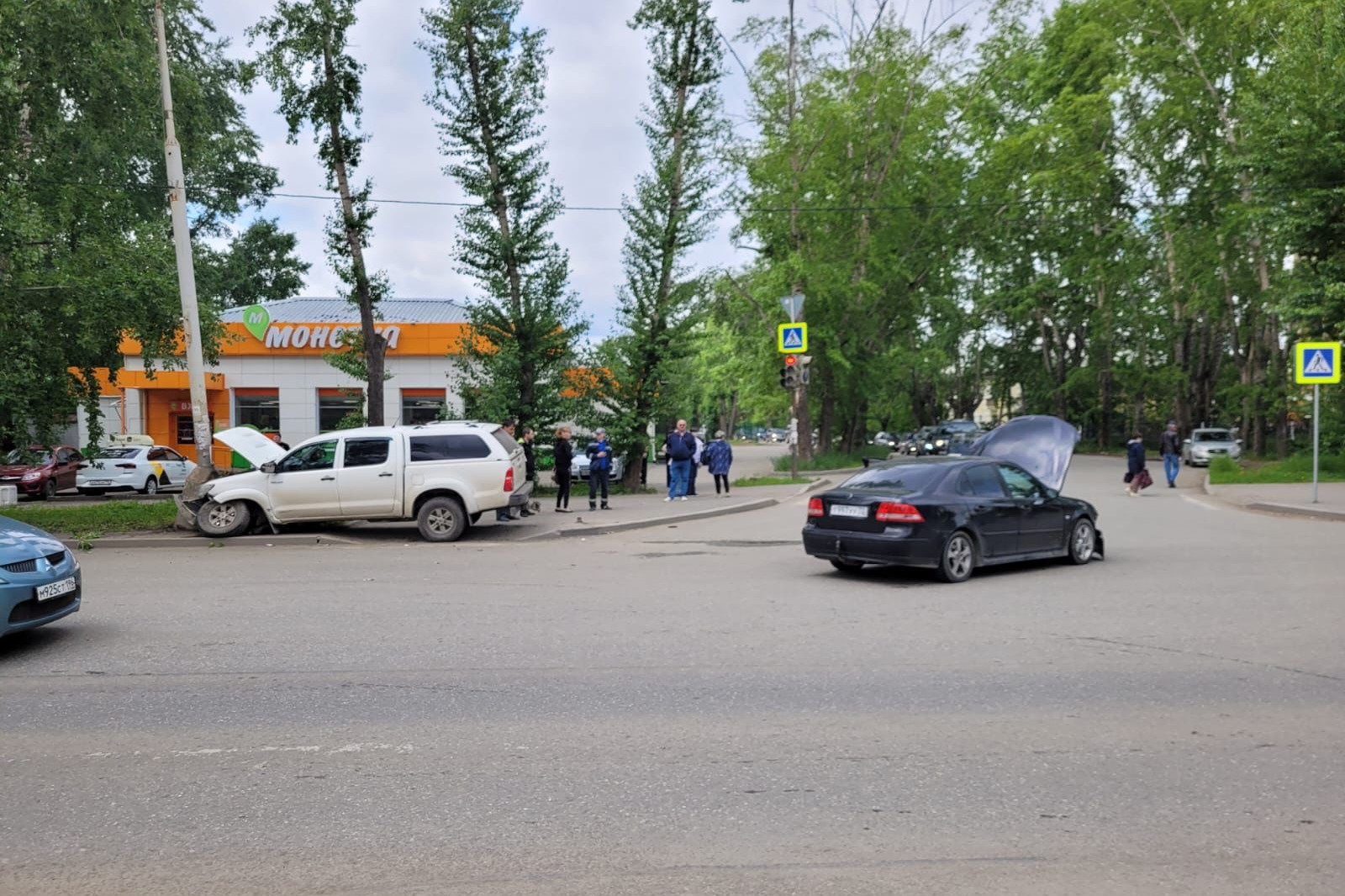 В Кольцово во время ДТП на перекрестке машину отбросило на пешеходов