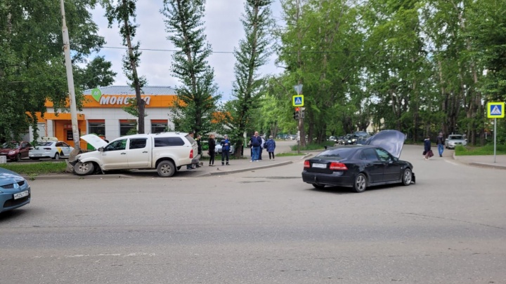 В Кольцово во время ДТП на перекрестке машину отбросило на пешеходов