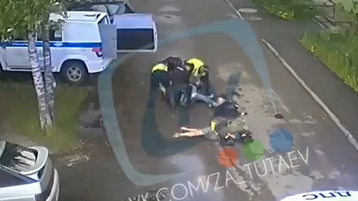 Ударила ногой по лицу: в Ярославской области дебоширка с детской площадки набросилась на полицейского
