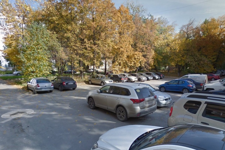 На месте этой парковки на улице Орджоникидзе планируют воткнуть девятиэтажный жилой дом