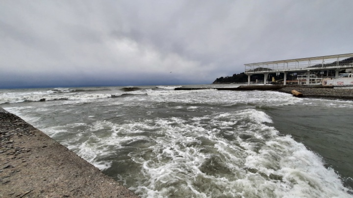 Синоптики предупредили о сильном ветре и дожде в Сочи