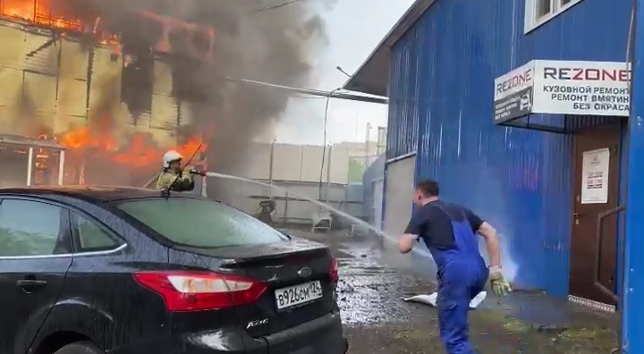 Владельцам сгоревшего Fit service и автомобилей пообещали возместить ущерб