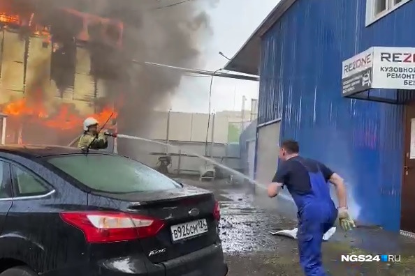 Пожар уничтожил здание и два автомобиля, еще две машины повреждены