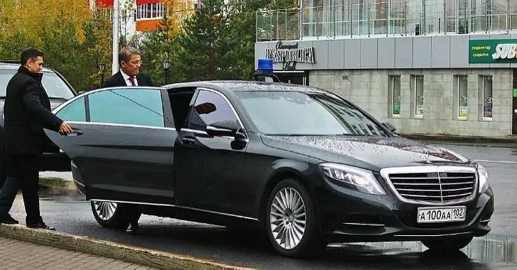 Вот глава республики садится в ту самую машину Вот глава республики садится в ту самую машину