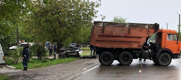 В Выселковском районе КАМАЗ раздавил отечественную легковушку
